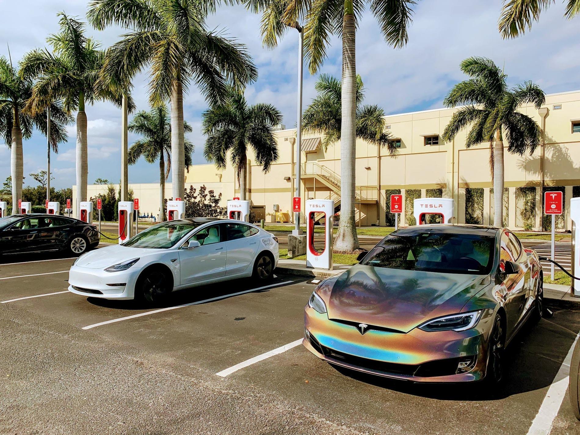 Tesla Model 2 Tesla Introduced A Business Model The World Has Not Seen Before -Model-S-Psychadelic-Supercharging-1-CleanTechnica