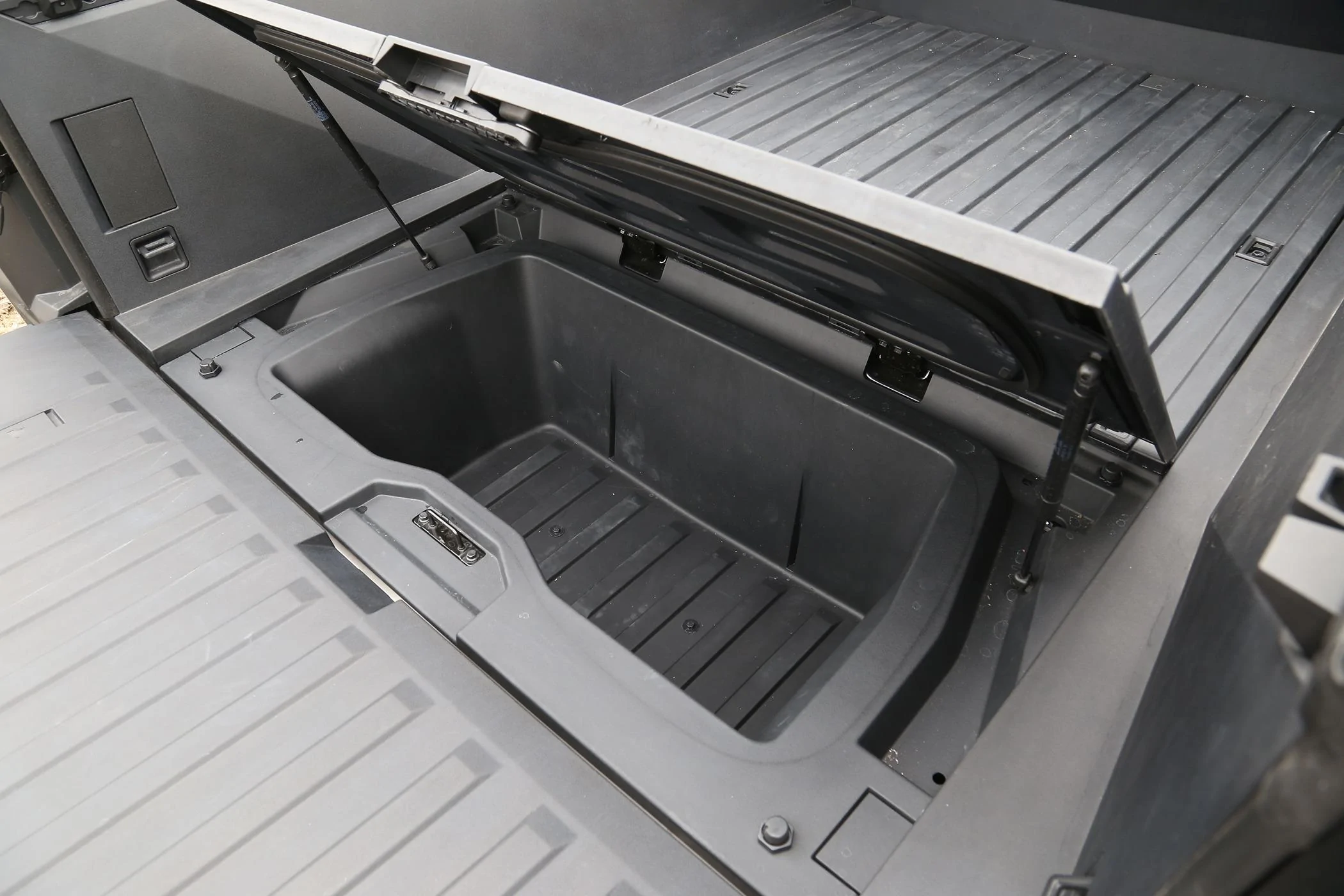 Tesla Model 2 ELECFRESH | Product Testing | The Cybertruck Trunk & Under Rear Trunk Thermal Insulation Bag Solutions IMG_5169