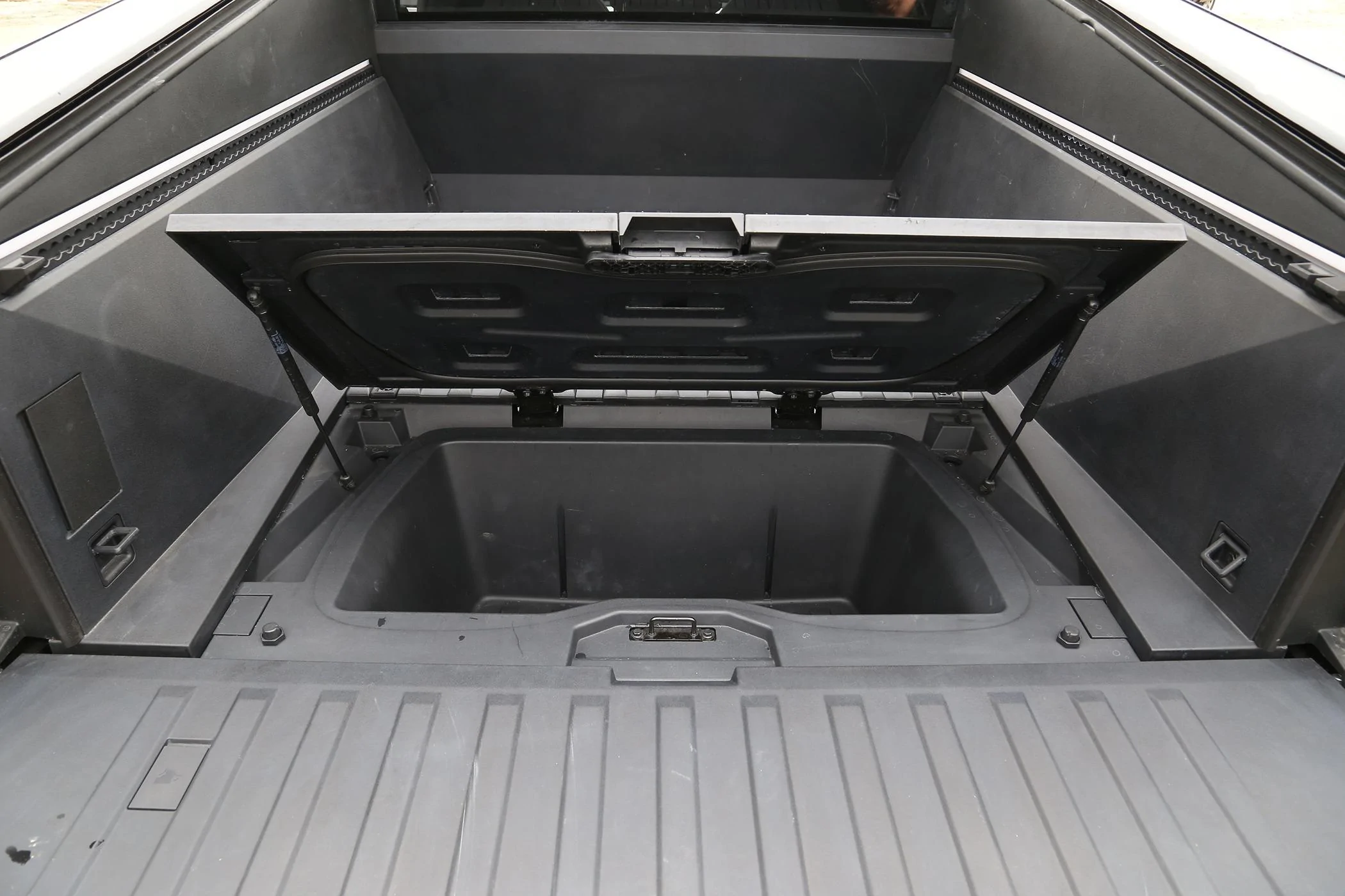 Tesla Model 2 ELECFRESH | Product Testing | The Cybertruck Trunk & Under Rear Trunk Thermal Insulation Bag Solutions IMG_5159