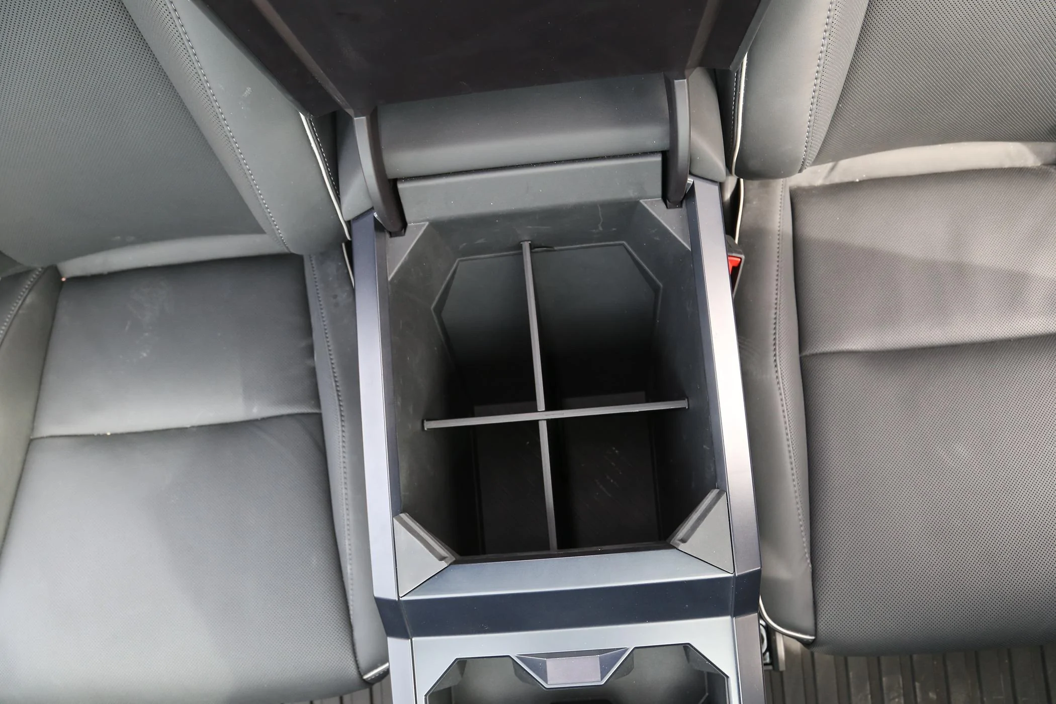 Tesla Model 2 [Price Adjustment Compensation] Anyone purchased Elecfresh Armrest divider and mat? IMG_4505