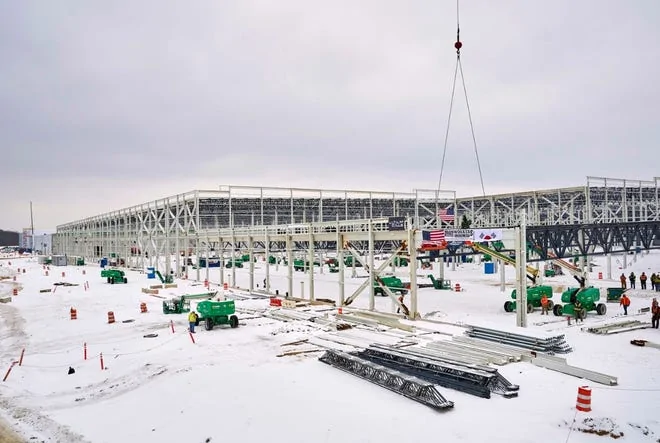 Tesla Model 2 GM to build $2.3B battery plant for electric vehicles in Tennessee, creating 1,300 jobs 489-4618-a8cf-769386539b25-UltiumCellsToppingOut04