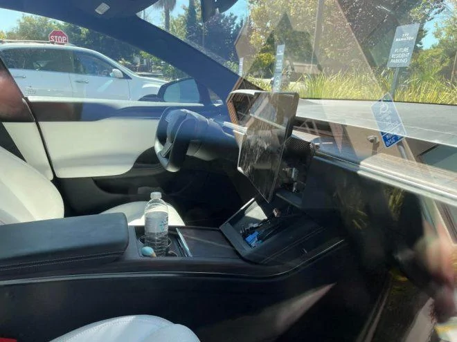 Tesla Model 2 Tesla Model S with tilting display spotted in the wild model-s-tilt-screen-1-660x495